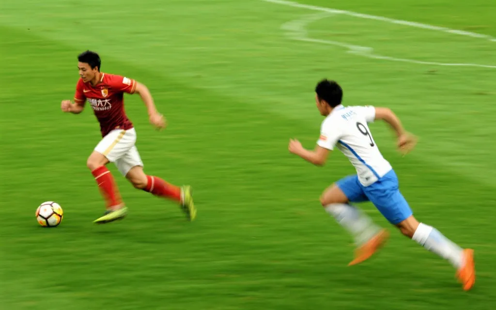 球场上强队控球围攻与弱队快速反击形成对比的动态场景