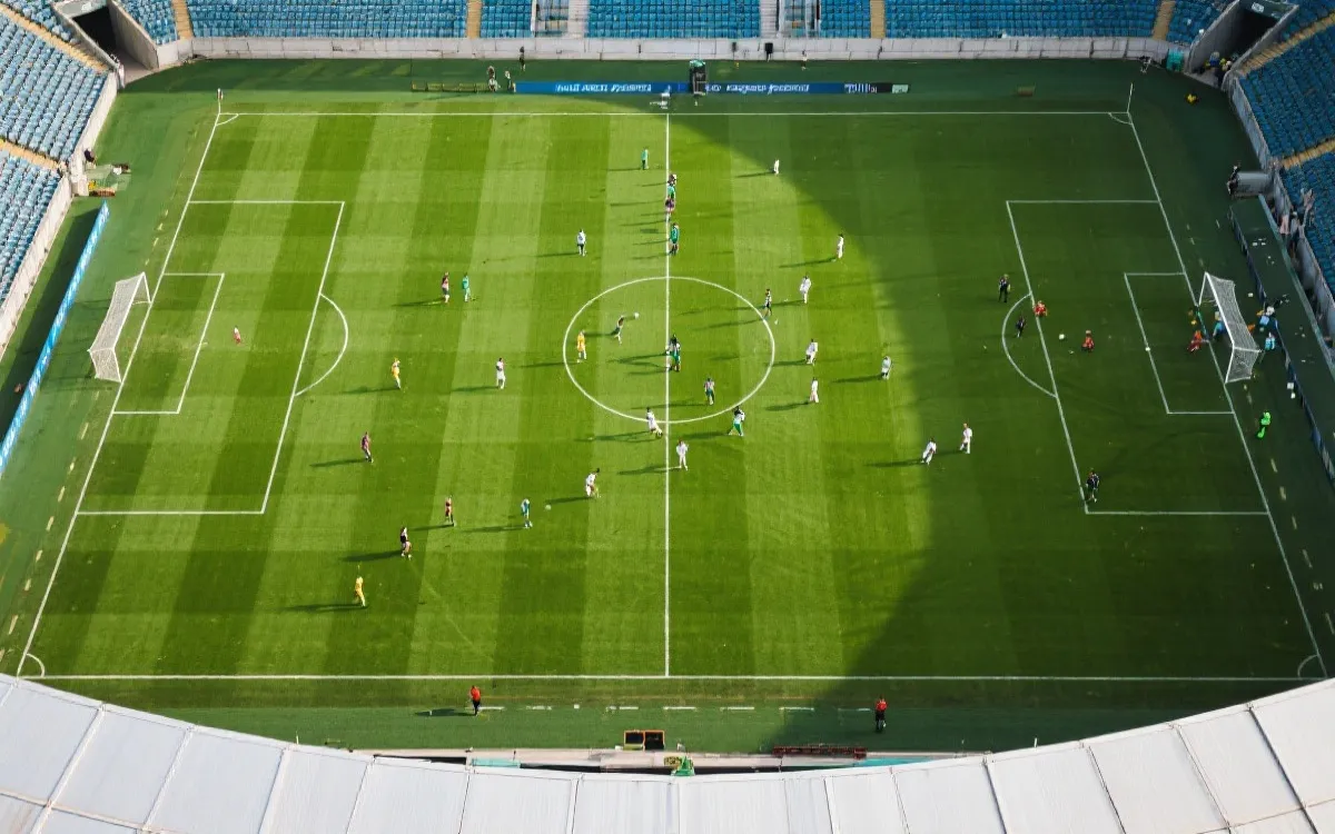 球场俯视视角，中场争夺与防线间距的战术对比